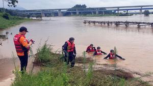 Archivo - Trabajos de búsqueda de un desaparecido a causa de las lluvias torrenciales e inundaciones en Corea del Sur