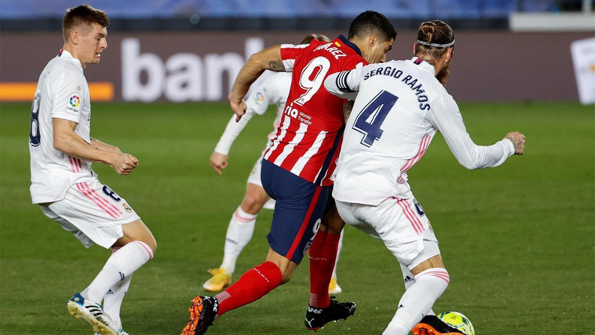 Sergio Ramos y Luis Suárez disputan el balón durante el Real Madrid-Atlético de La Liga 2020/21