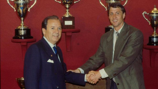 Josep Lluís Núñez y Johan Cruyff sellaron un histórico acuerdo la noche del miércoles 4 de mayo de 1988 en las oficinas del FC Barcelona Josep Lluís Núñez y Johan Cruyff sellaron un histórico acuerdo la noche del miércoles 4 de mayo de 1988 en las oficinas del FC Barcelona