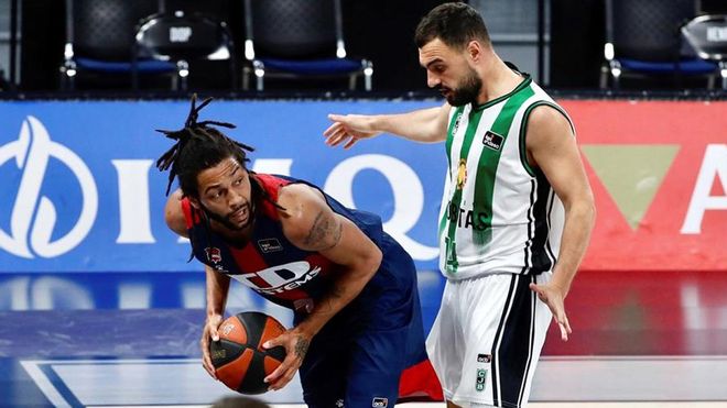 Albert Ventura presiona a Pierriá Henry, en el partido disputado en Vitoria Albert Ventura presiona a Pierriá Henry, en el partido disputado en Vitoria