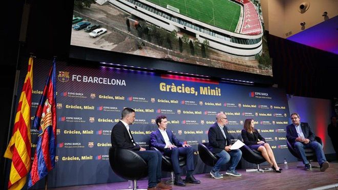 Un momento del acto Gràcies, Mini! celebrado este martes en el Auditori 1899. De izquierda a derecha: García Pimienta, Guillermo Amor, Pere Escobar, Vicky Losada y Juan Carlos Pérez Rojo Un momento del acto Gràcies, Mini! celebrado este martes en el Auditori 1899. De izquierda a derecha: García Pimienta, Guillermo Amor, Pere Escobar, Vicky Losada y Juan Carlos Pérez Rojo