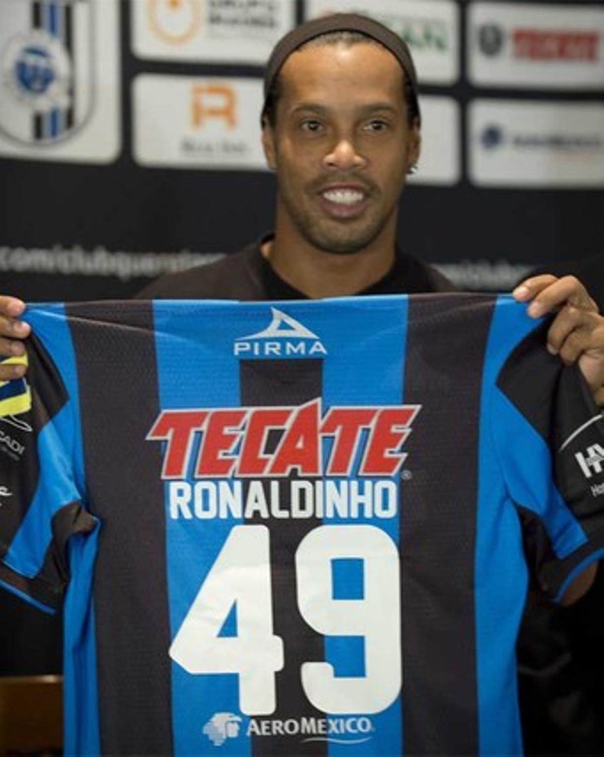 Ronaldinho muestra su nueva camiseta del Querétaro