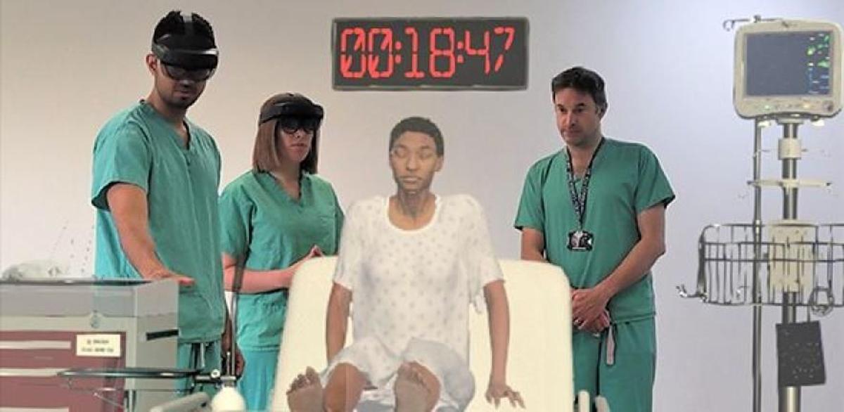 Estudiantes de medicina experimentando con una paciente holográfica.