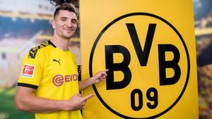 Thomas Meunier es presentado con el Borussia Dortmund