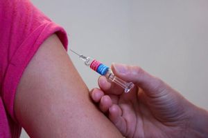 Los residentes y sanitarios de los centros de mayores serán los primeros en vacunarse del Covid en España Los residentes y sanitarios de los centros de mayores serán los primeros en vacunarse del Covid en España
