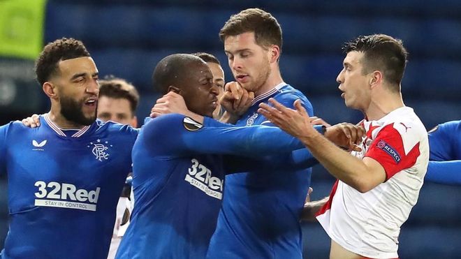 Kúdela y Kamara peleándose en el Rangers-Slavia Kúdela y Kamara peleándose en el Rangers-Slavia