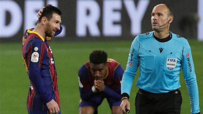 Mateu Lahoz, en un partido del Barça Mateu Lahoz, en un partido del Barça