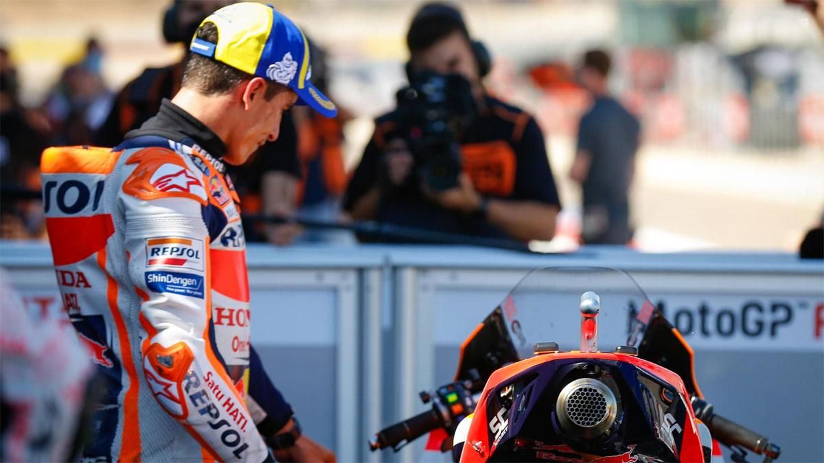 Marc Márquez mira su Honda tras salir a pista en Misano Marc Márquez mira su Honda tras salir a pista en Misano
