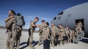 Un grupo de militares de regreso de Afganistán tras participar en una misión de la OTAN.