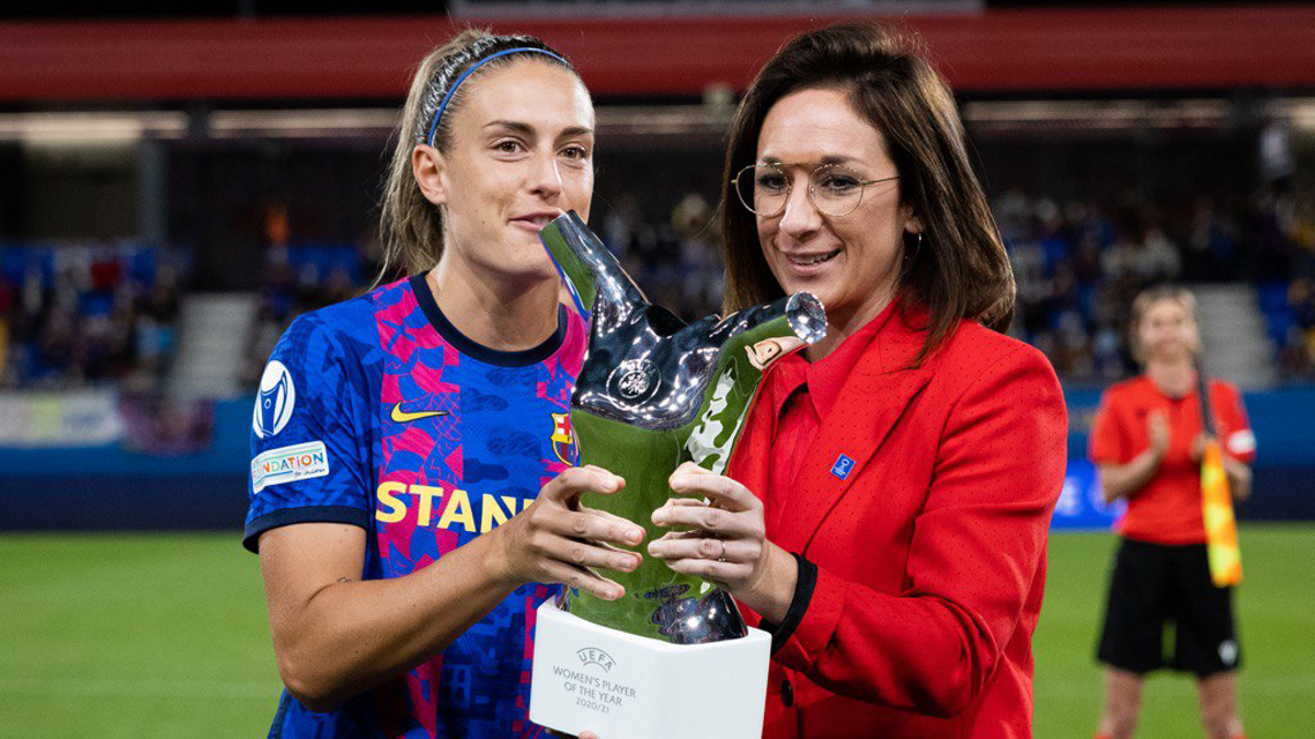 Alexia Putellas recibe el premio a Mejor Jugadora de Europa de la temporada 20/21 Alexia Putellas recibe el premio a Mejor Jugadora de Europa de la temporada 20/21