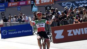 Elisa Longo cruza la meta en el velódromo de Roubaix