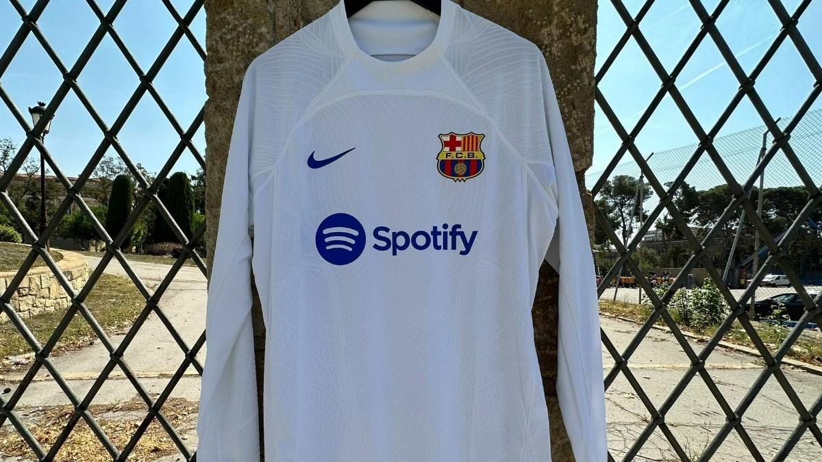 الكشف عن الزي الثالث لفريق برشلونة باللون الأبيض لموسم 2023-24