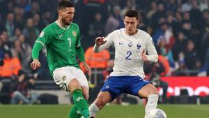 Matt Doherty, de Irlanda, en acción frente a Benjamin Pavard, de Francia