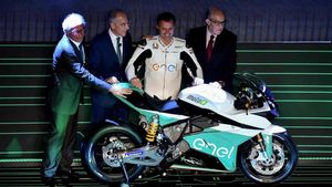 Vito Ippolito, Francesco Starace, Loris Capirossi y Carmelo Ezpeleta, junto a la MotoE Vito Ippolito, Francesco Starace, Loris Capirossi y Carmelo Ezpeleta, junto a la MotoE