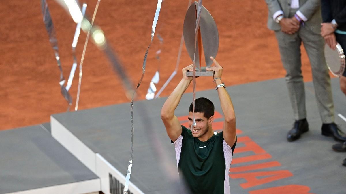 Alcaraz, con el trofeo del Mutua Madrid Open
