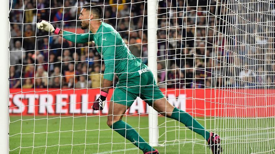 “Girona Achieves First Clean Sheet Away from Home Against Barcelona Thanks to Goalkeeper Paulo Gazzaniga’s heroics”