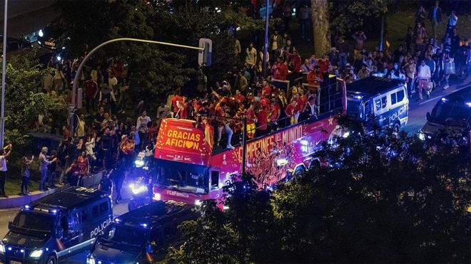 La afición arropó a los jugadores de Sergio Scariolo La afición arropó a los jugadores de Sergio Scariolo