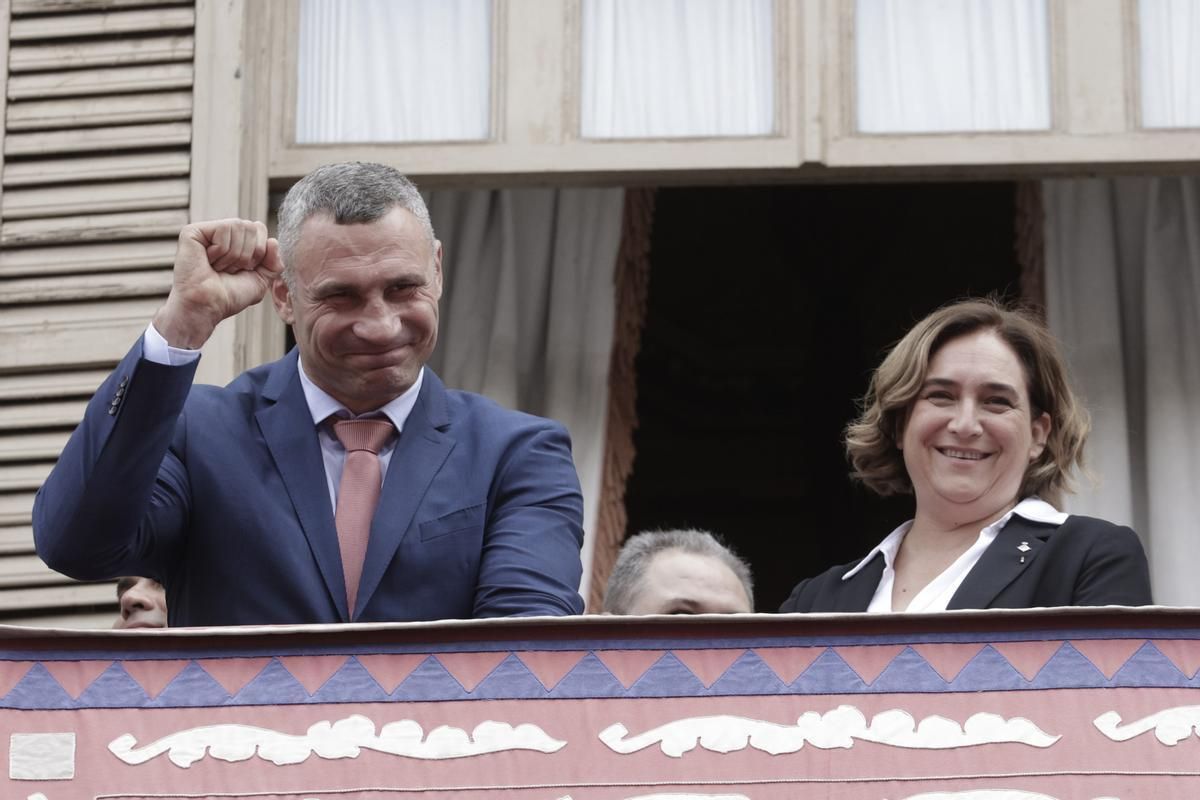 Ada Colau y el alcalde de Kiev (Ucrania), Vitali Klitschko, durante las fiestas de la Mercè. Ada Colau y el alcalde de Kiev (Ucrania), Vitali Klitschko, durante las fiestas de la Mercè.