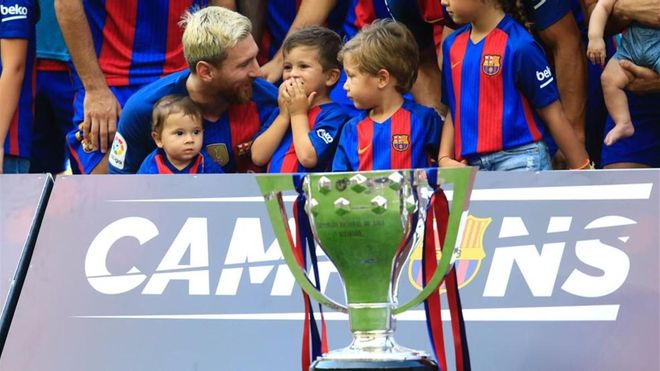 Leo Messi, con Mateo y Thiago, en la celebración de la última Liga en el Camp Nou Leo Messi, con Mateo y Thiago, en la celebración de la última Liga en el Camp Nou