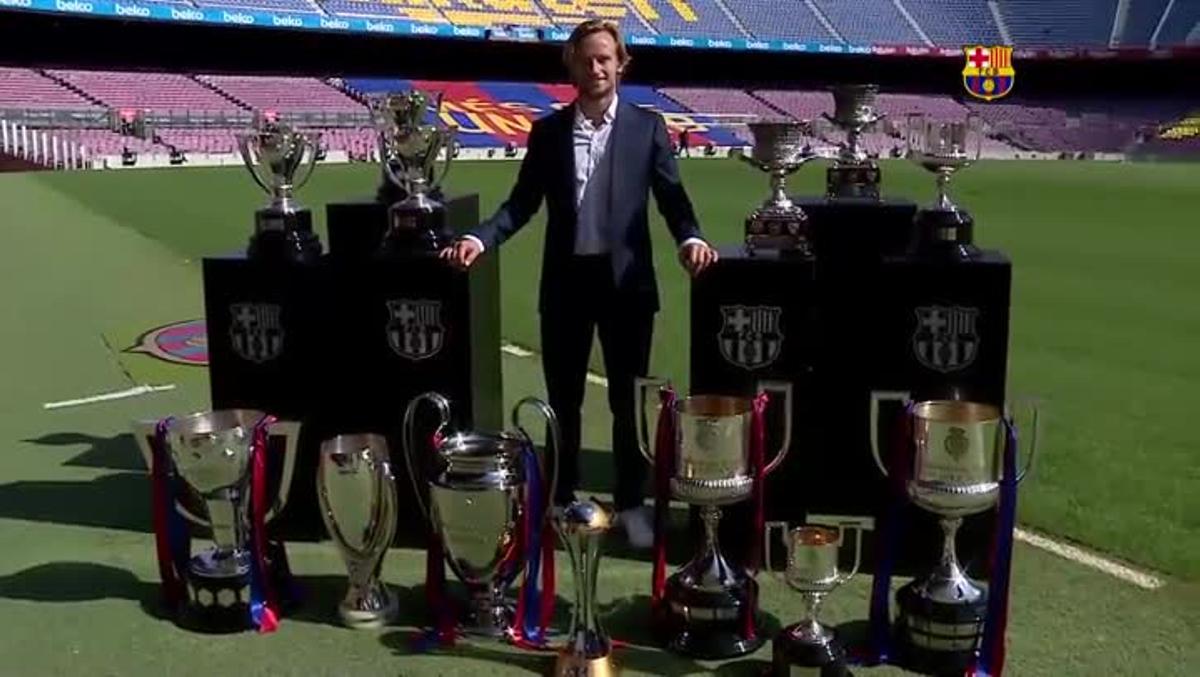Rakitic posa con los trofeos conseguidos con el Barça