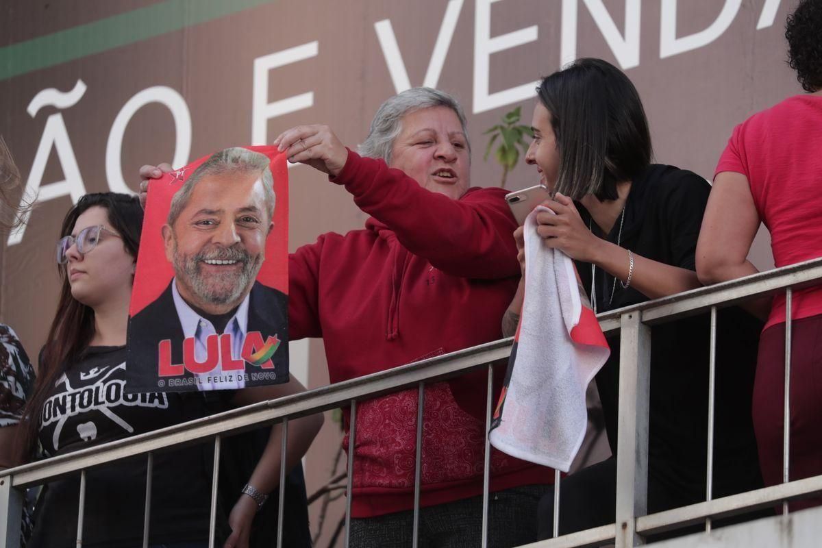 Una persona muestra una cartel con la imagen de Lula, durante el primer acto de campaña de Bolsonaro. Una persona muestra una cartel con la imagen de Lula, durante el primer acto de campaña de Bolsonaro.