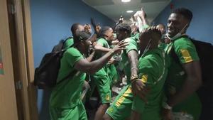 ¿Te imaginas a un equipo llegando al estadio cantando y bailando? ¡Tremenda energía la de Camerún!