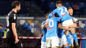 Insigne celebra junto a sus compañeros uno de sus dos goles al Bolonia Insigne celebra junto a sus compañeros uno de sus dos goles al Bolonia