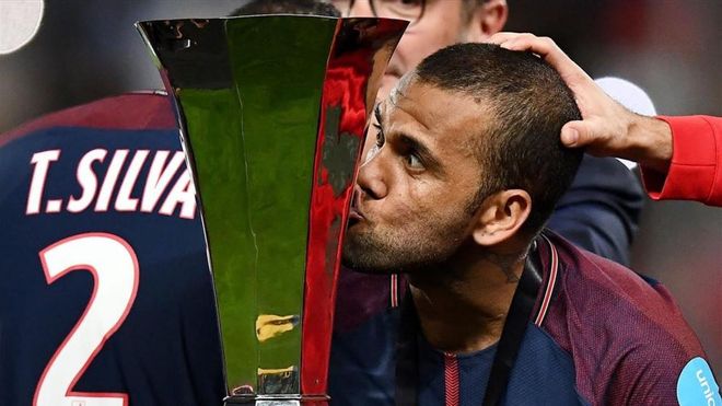 Dani Alves besa la copa de ganador del Trofeo de los Campeones Dani Alves besa la copa de ganador del Trofeo de los Campeones