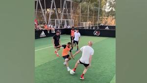 Zidane desconecta jugando al fútbol con sus hijos