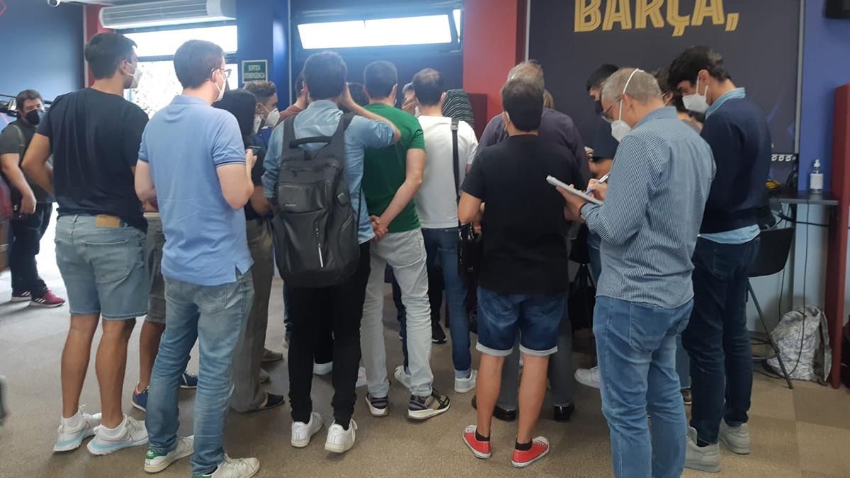 Los periodistas, recibiendo las indicaciones del departamento de prensa del FC Barcelona Los periodistas, recibiendo las indicaciones del departamento de prensa del FC Barcelona