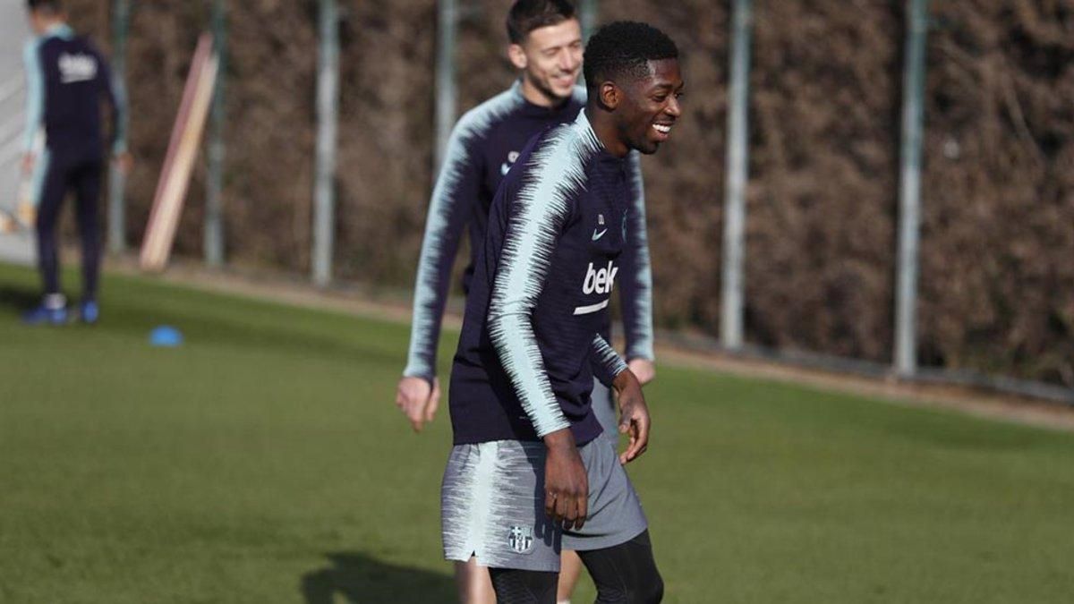 Dembélé, sonriente en la sesión de entrenamiento Dembélé, sonriente en la sesión de entrenamiento