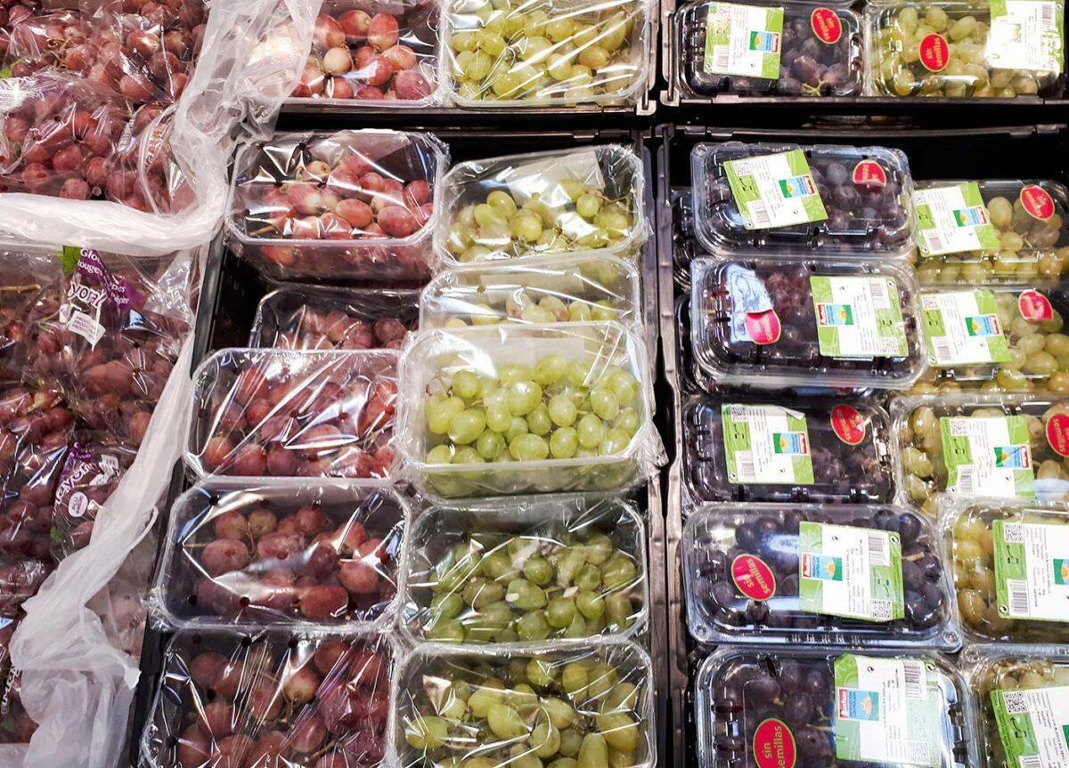 Francia prohíbe vender frutas y verduras envasadas en plástico