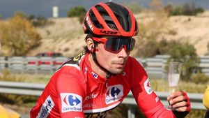 Roglic brinda en la última etapa para celebrar el título Roglic brinda en la última etapa para celebrar el título