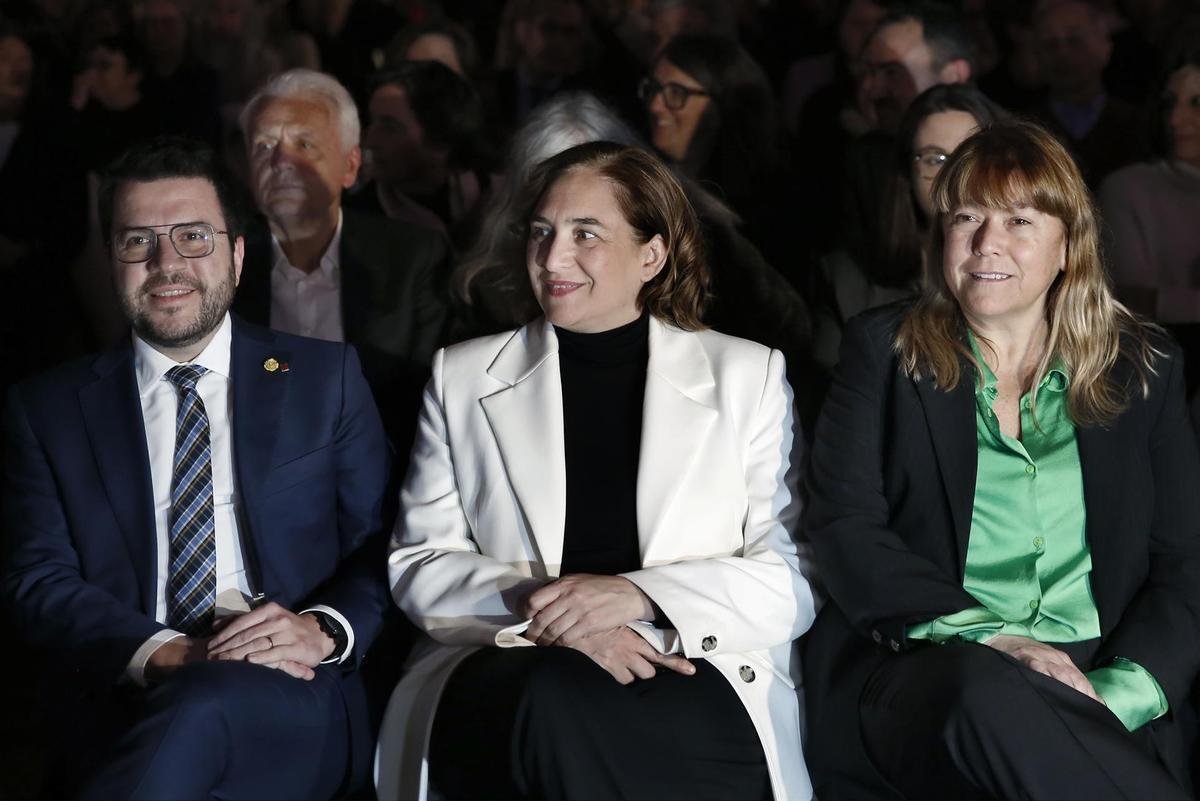 Pere Aragonés, Ada Colau y la consellera Natàlia Garrica, en un acto.