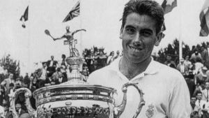Santana posando con el trofeo del Barcelona Open Santana posando con el trofeo del Barcelona Open