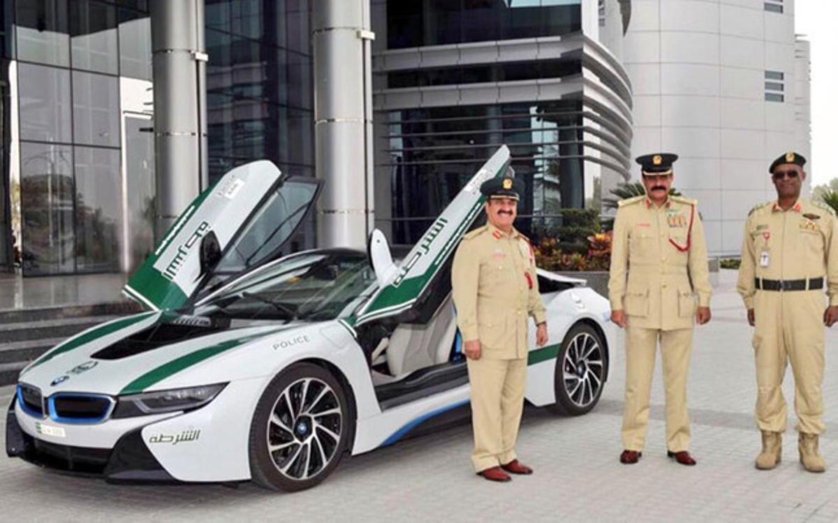 La policía de Dubai presume de coches patrulla