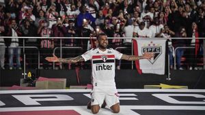 Dani Alves, con la camiseta del Sao Paulo Dani Alves, con la camiseta del Sao Paulo