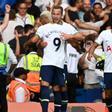 Kane celebra con Richarlison el gol del empate ante el Chelsea