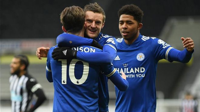 Vardy celebrando el gol de Maddison Vardy celebrando el gol de Maddison