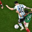 Leo Messi en un duelo con Andrés Guardado