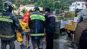 Los servicios de emergencia realizando las labores de rescate.