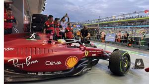 Leclerc, saliendo a pista en Singapur, durante la tercera sesión de entrenamientos libres, en agua