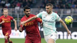 Dzeko disputa un balón con Tuia