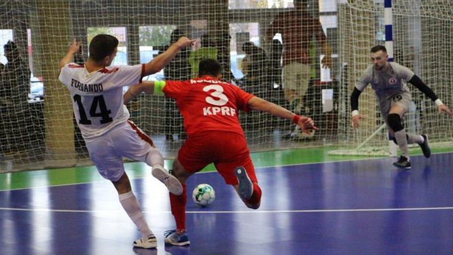 Fernando y el exazulgrana Rómulo luchan por una pelota dividida Fernando y el exazulgrana Rómulo luchan por una pelota dividida