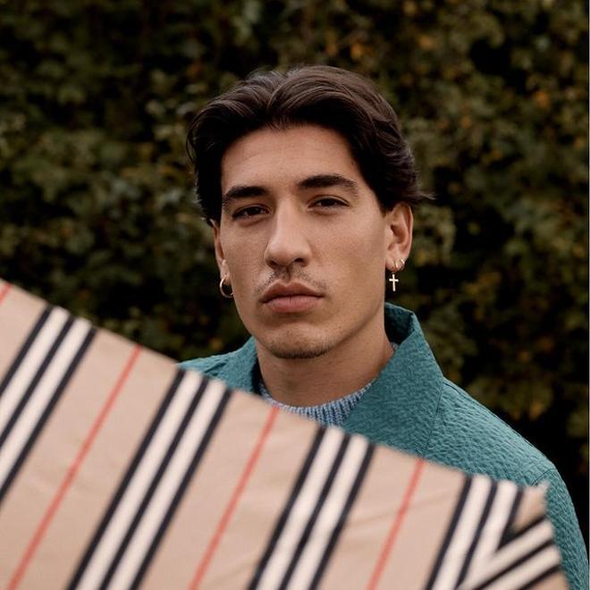 Futbolista profesional español Héctor Bellerin foto fuera de la BFC Mostrar  el espacio, Londres, durante el Otoño/Invierno 2018 La Semana de la Moda de  Londres. Asociación de la prensa de la foto.