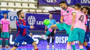El exazulgrana Rafa Usín y Esquerdinha pugnan por la pelota El exazulgrana Rafa Usín y Esquerdinha pugnan por la pelota