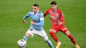 Aspas protege el balón ante un jugador del Granada Aspas protege el balón ante un jugador del Granada