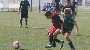 Cada fin de semana hay miles de partidos de fútbol formativo en Catalunya. De grandes clubs profesionales, pero también de entidades de barrios y aficionados Cada fin de semana hay miles de partidos de fútbol formativo en Catalunya. De grandes clubs profesionales, pero también de entidades de barrios y aficionados