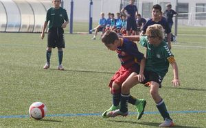 Cada fin de semana hay miles de partidos de fútbol formativo en Catalunya. De grandes clubs profesionales, pero también de entidades de barrios y aficionados Cada fin de semana hay miles de partidos de fútbol formativo en Catalunya. De grandes clubs profesionales, pero también de entidades de barrios y aficionados