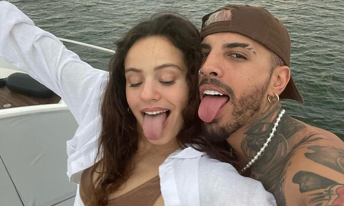 Rosalía y Rauw Alejandro triunfan en Instagram con un apasionado beso bajo  el agua